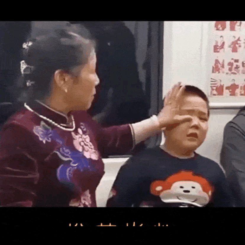 地铁上男孩哇哇大哭，奶奶做“抬手”动作：娃瞬间变脸，你怎么看图片