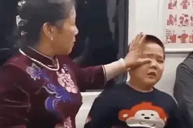 地铁上男孩哇哇大哭，奶奶做“抬手”动作：娃瞬间变脸，你怎么看图片