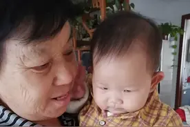 73岁老妈帮女儿带娃，女儿是感激，是愧疚，还是厌烦图片
