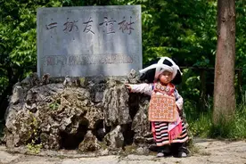 奇葩的长角苗族，头顶66厘米的长角发饰，葬礼打扮得花枝招展图片