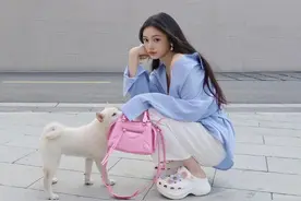 林允天台上写真，蓝色衬衫白色裤却配个樱花粉的包，像个邻家妹妹图片