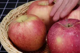 爱吃苹果要留意，吃对时间很关键，不然对身体没好处，好多人不懂图片