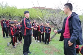 桃花园里一群少年舞刀弄棒，教练罚儿子给他“吃油条”图片