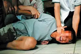 高三学生拒交手机被老师扇耳光，手机当场砸烂，老师称“赔得起”图片