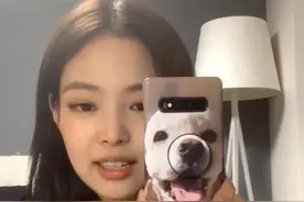 看了女明星的对镜自拍，竟然种草了她的手机壳图片