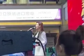 金莎被曝翻红商演一场25万？演出人气惨淡，舞台简陋观众无反应图片