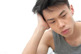 两性关系中：男人在2种女人面前“硬不起来”，说明他自卑没底气图片