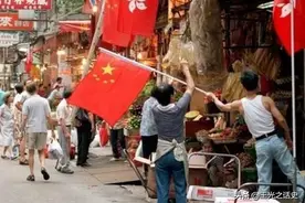 见到毛主席而羞涩的切格瓦拉，悬挂国旗的香港市民，18张罕见照片图片