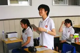 泪目！高三最后一次点名 学生一句话说得老师笑了又哭了图片