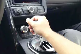 手动挡车空挡滑行真能省油？别再被老司机坑了，否则对爱车没好处视频封面