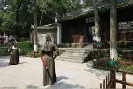 出师表：出师一表真名世，千年谁堪伯仲间图片