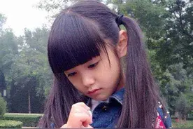 11岁女童星因颜值太高，被“禁止整容”，如今浓妆成为家常便饭图片
