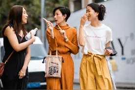 上海路人街拍，没有“大红唇+高跟鞋”，简单t恤配长裤也一样好看图片