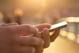 银行卡莫名收到一笔钱，对方说转错？千万别自行转回去图片