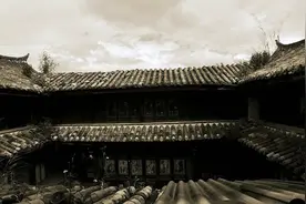 民间故事：老宅换瓦，上一片碎一片，大伯：不对，这瓦哪来的？图片