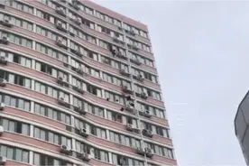 “天屎”降临？楼上掉下一坨粪便……图片