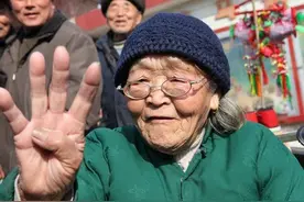 72岁大妈请42岁小伙当住家保姆，大妈：刚开始很满意，结果很愤怒图片