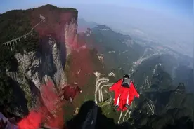 给人体装上翅膀，翼装飞行能否应用到军事？那简直是自杀图片