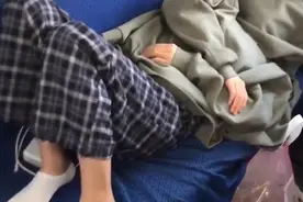 江西一女生跟男友回家见父母，坐了十几个小时硬座，结果五味杂陈图片