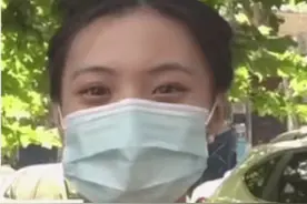 “最美高三班主任”火了！穿旗袍陪学生高考，摘下口罩后我心动了图片