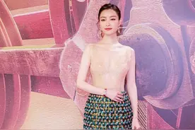 倪妮把裸色打底穿外面，拼接拖地裙摆看着有点重，但不影响气质图片