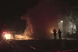 大兴一快递货车着火，轮胎火中受热爆炸！火灾原因调查中图片