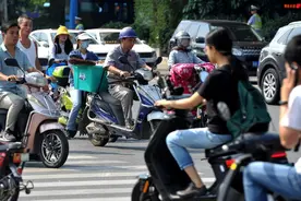 新国标电动车限速后，被吐槽速度还不如自行车，为啥就不能提提速图片