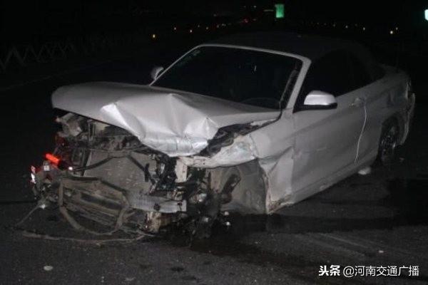 新乡女子开宝马，一头扎向高速护栏快废了，只因男友一个动作……