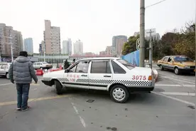 系统通知科目二考试通过，学员高兴为自己鼓掌，考官发现取消成绩视频封面