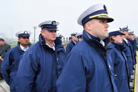 美国海岸警卫队的派克大衣，戈尔特斯面料遮风挡雨，军衔戴在胸前图片