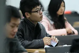 毕业3年，才明白父母为何逼我考公务员，当年不懂，现在后悔了图片