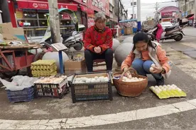 河南13岁女孩和奶奶摆摊儿，照顾失明父亲，双手扛起家庭重担图片