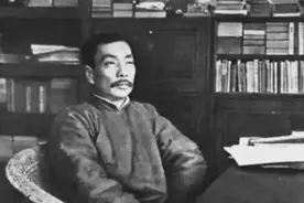 左手嗑瓜子，右手画logo：月薪五万的斜杠青年周树人图片