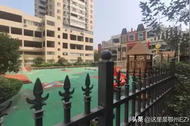 鄂州一幼儿园圈走公共用地，门口贴条：闲人免进图片