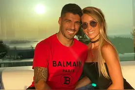 进球之外还要撒狗粮！苏牙18年爱妻依旧这么美，难怪零绯闻图片