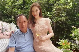 郭台铭与小24岁娇妻庆结婚13周年，合影甜如热恋，曾馨莹美貌抢镜图片