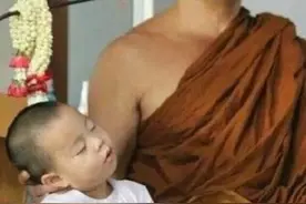 泰国3岁小男孩在寺庙当小沙弥，动不动就趴师傅怀里睡着的他好萌图片