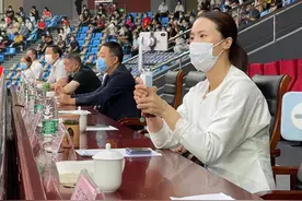 国乒冲刺奥运会，王楠爱子变身球童，在马龙身后愉快捡球图片