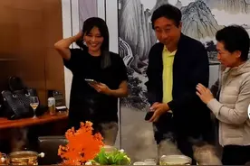 冯巩现身高档饭局，遇热情女粉丝搂腰合影，连忙推开称怕老婆看见图片