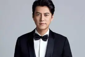 两次爱上离婚妇女的靳东,与江珊分手后娶赵薇二婚同学,如今很幸福图片