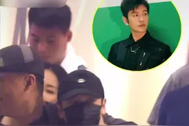 黄晓明深夜买醉走路踉跄，头扎在男友人怀里迟迟不愿离去疑似痛哭图片