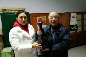 第六代传人朱立恒：18元卖掉祖传瓶子，专家鉴定后，法国人出40亿图片