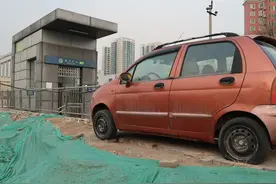 一停三年挡住施工路！丰台科怡路这辆车是谁的？图片
