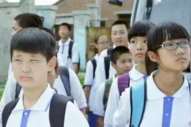 小女孩带坏学生去贫困小学，同学们下车的第一句竟是：没有wifi视频封面