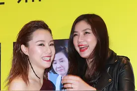 黎明前妻胖点更好看，穿印花裙套小码夹克，比例优越双腿更显长图片