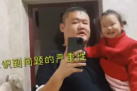 亲生的！山东一爸爸抱女儿照镜子，发愁闺女长得太像自己欲哭无泪图片