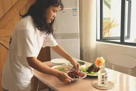 99年女管家修水电搬砖样样精通，提前过上“养老生活”品茶煲汤图片