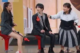 关晓彤怕鞋湿水，宁愿光脚做游戏，看到鞋子价格：贫穷限制了想象图片