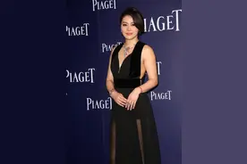 钟镇涛妻子真似阔太，穿黑色透视长裙显身材，侧面有点肉但挺美图片
