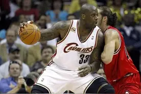 揭秘真相，NBA球员在防守背身单打的时候，为什么下手掏球的少？图片